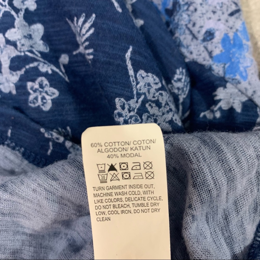 5 for 20 Lucky Brand blue floral V-neck 3/4 sleeve tee - Picture 7 of 9